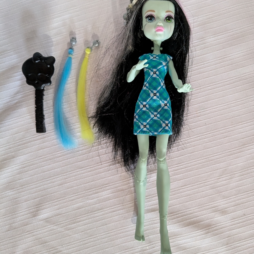 Monster High Frankie Stein doll voltageous hair with 2 extensions and brush